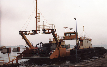 F�rja 61/303 vid Lilla Varholmen, G�teborg 1981-06-04