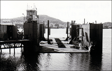 Tjörnvarvet som flytdocka på Tjörnvarvet, Rönnäng 2000-05-13