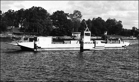 Färja 62/307 under bogsering vid Karlsudd, Vaxholm 1990-08-26