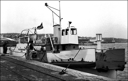Gullmarsfärjan precis ankommen till Lysekil 1961-04