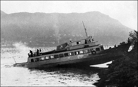 Fjordbussto grundstött vid Frekhaug 1946-12-19