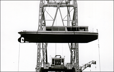 Frigg i armarna på pontonkranen Lodbrok 1971-11-18