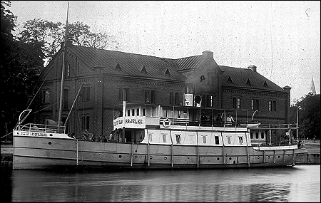 Gustaf Lagerbjelke vid Hamnkontoret, Örebro 1890
