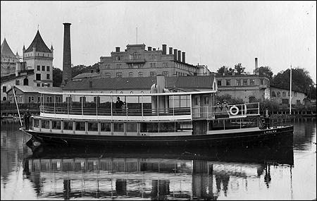 L�rkan utanf�r Bergsunds Mekaniska Verkstad, Stockholm vid leveransen 1894