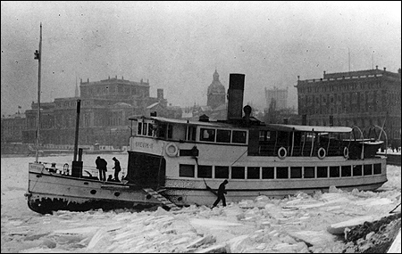 Brevik II fast i isen på Strömmen, Stockholm 1911-02