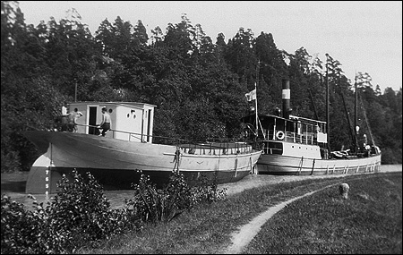 Jehander 9 bogseras i G�ta Kanal vid V�nneberga 1945-08-15