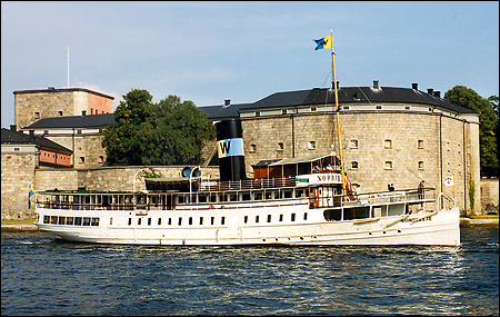 Norrtelje i Vaxholm under bogsering mot Tenö varv 2002-09-08