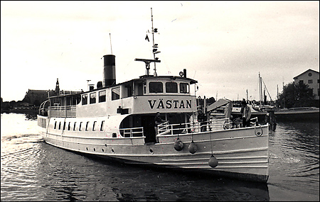 Västan lämnar Stockholm på färden mot varvet i Fredrikshamn 1990-08-25