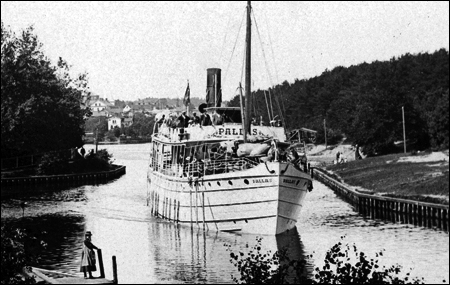 Pallas i Södertälje kanal, Södertälje