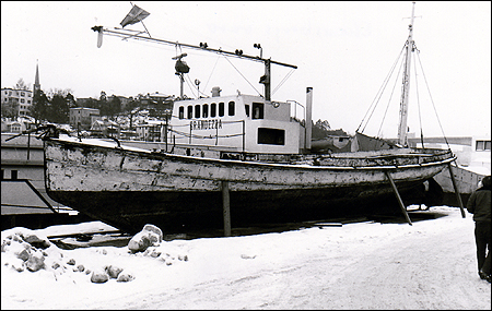 Sj�buss 1, endast skrovet kvar, vid Ekensbergs varv 1977-02-04