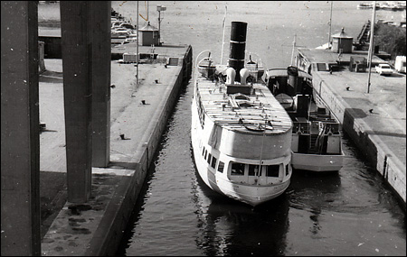 Saltsjön bogseras av Mälardrott genom Hammarbyslussen 1970-08-22