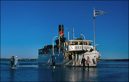 Björkfjärden i isen utanför Saltsjöbaden 1985-12-14