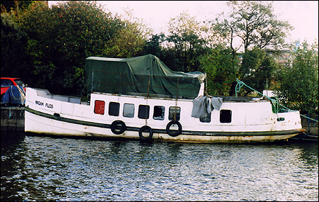 Madam Flod vid Gullbergskajen, G�teborg 2002-09-28