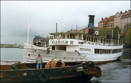 Waxholm III bogseras fr�n M�larvarvet, Stockholm 1991