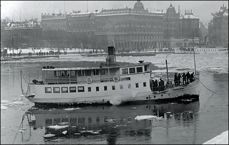 Brevik III grundstött på Norrström, Stockholm 1914-01-14