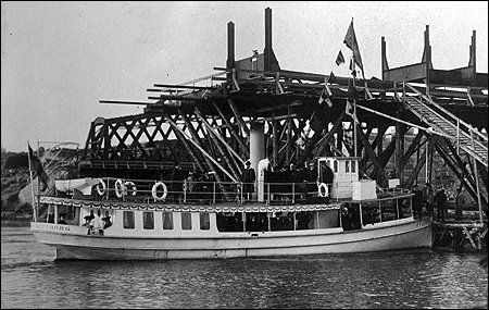 Svanen vid ett brobygge i Kungälv ca. 1905