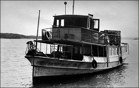Amaranth som ölbåt för Åbro bryggeri vid Skogsö udde, Vaxholm 1976-08-12