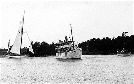 Astrea hjälper den grundstötta segelbåten Mariska vid Stendörren 1932-07