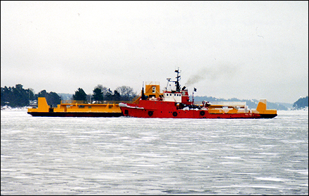 Vaxholmen ankommer Ten� varv under bogsering av Boa Chief 1999-01-31