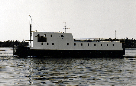 Gr�s� under bogsering vid Rid�n p� resa till V�ster�s 1975-05-17