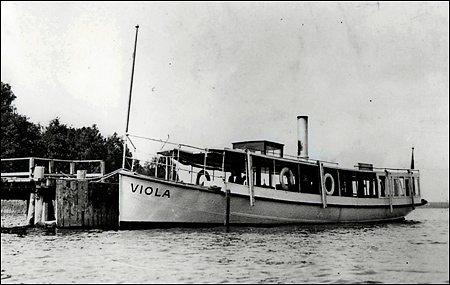 Viola vid �stra bryggan, Alm�-Lind� ca. 1920