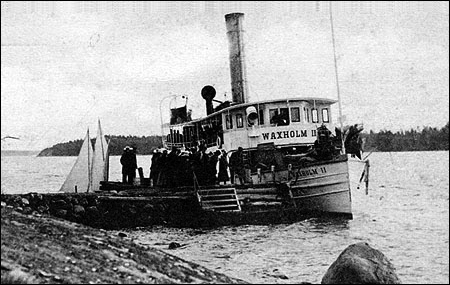 Waxholm II vid Glyxnäs brygga, Blidö