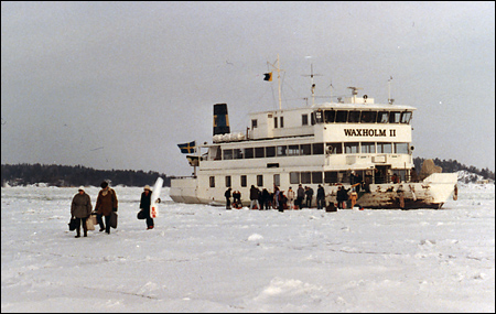 Waxholm II vid isstation på Västra Saxarfjärden 1985-02-23