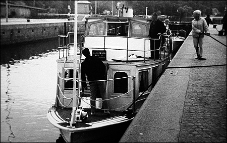 Mari i Hammarbyslussen, Stockholm på väg till Torsviks varv för plåtbyte 1966